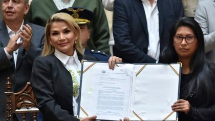 Imagen de una traición: el MAS y los golpistas negociaron sobre la sangre derramada