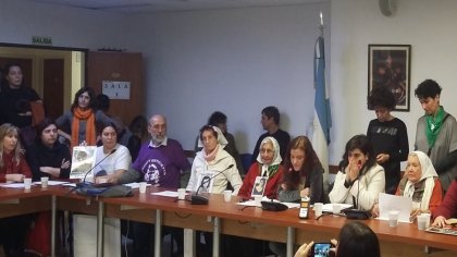 Víctimas de violencia y familiares de mujeres asesinadas convocaron a la marcha Ni Una Menos - YouTube