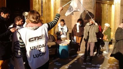 Ministerio de Hacienda: impiden el ingreso a los despedidos que se concentran en el hall