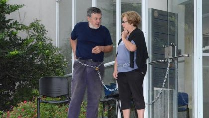 Los padres de Paula Perassi se encadenan frente a los tribunales de San Lorenzo