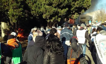 Santa Cruz: trabajadores reprimidos por denunciar endeudamiento y tarifazo del Gobierno provincial 