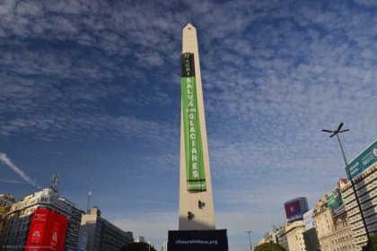 Activistas de Greenpeace escalaron el Obelisco: le exigen a Macri que cumpla la ley de glaciares